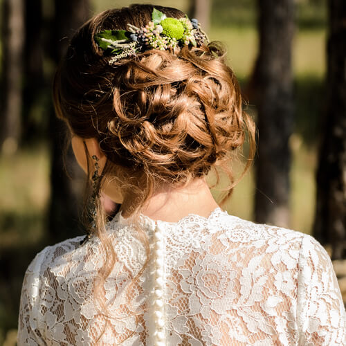 Novia con recogido elegante y vestido de novia de encaje en Cabelo Estilistas, Vigo.