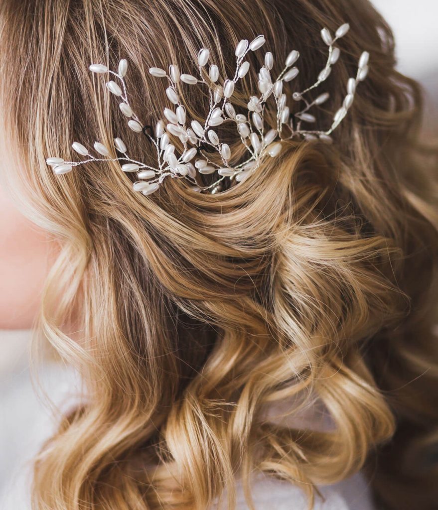 Detalle de peinado de novia con rizos, realizado en Cabelo Estilistas Vigo, expertos en productos veganos y naturales.